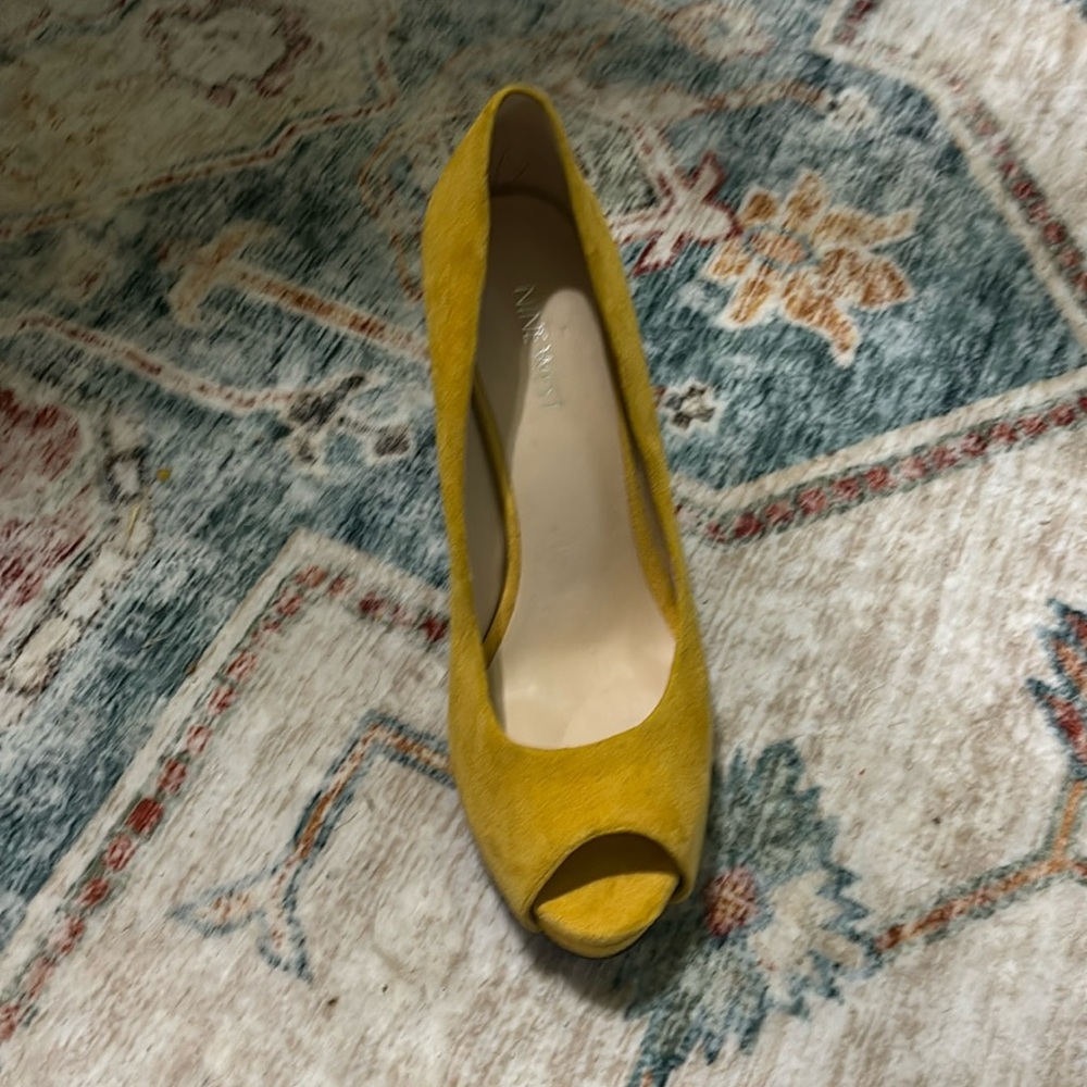 Nine West size 8 women’s brushed suede open toe shoe
